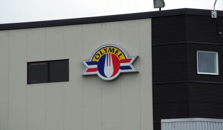 Logo d'Olymel sur une usine