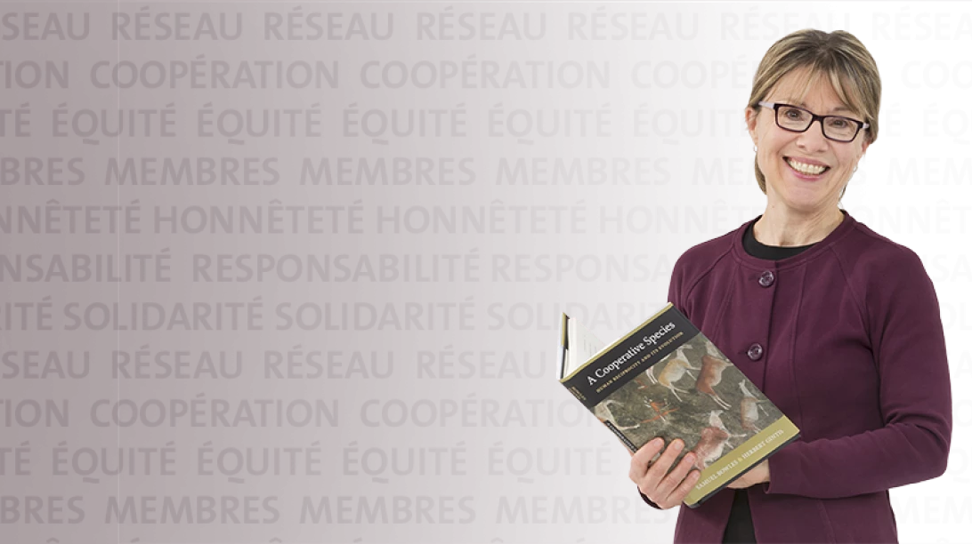 Colette Lebel tenant un livre.