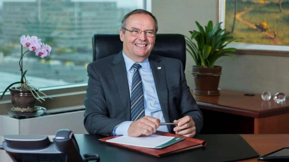 Photo de Denis Richard dans son bureau.