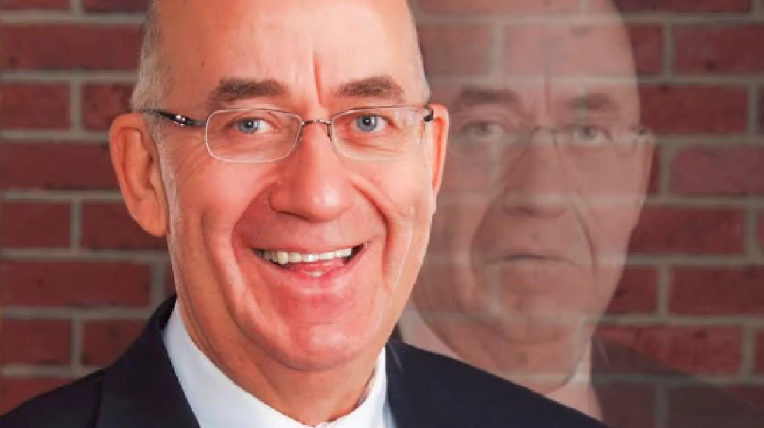 Photo de Jean-Paul Ouellet triste derrière une version de son visage qui sourie.