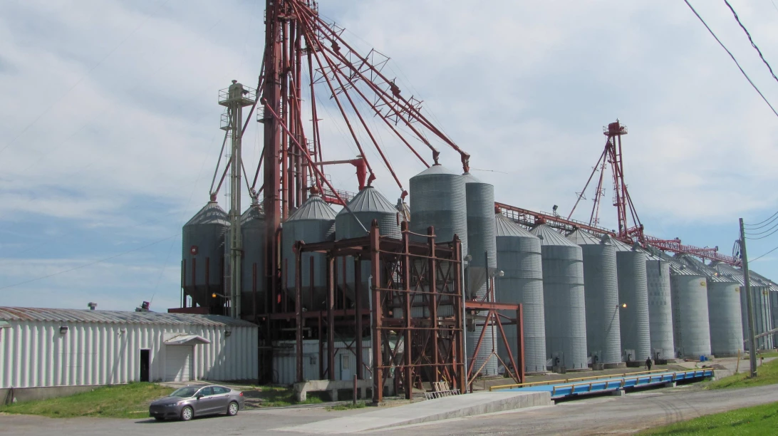 Extérieur du centre de grains de L'Isle-Verte.