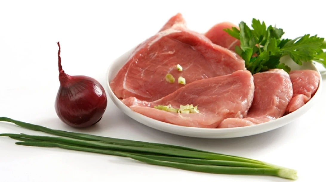 Photo de morceaux de porcs dans une assiette.