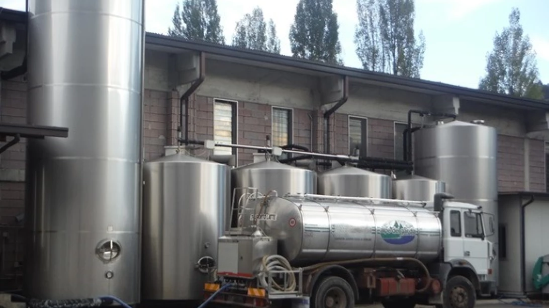 Photo de l'extérieur d'un bâtiment agricole d'une coopérative italienne.