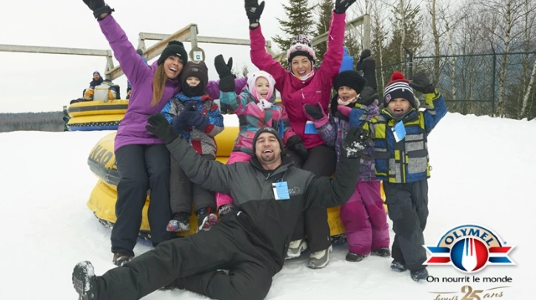 Employé d'Olymel faisant de la glissade sur neige avec sa famille.