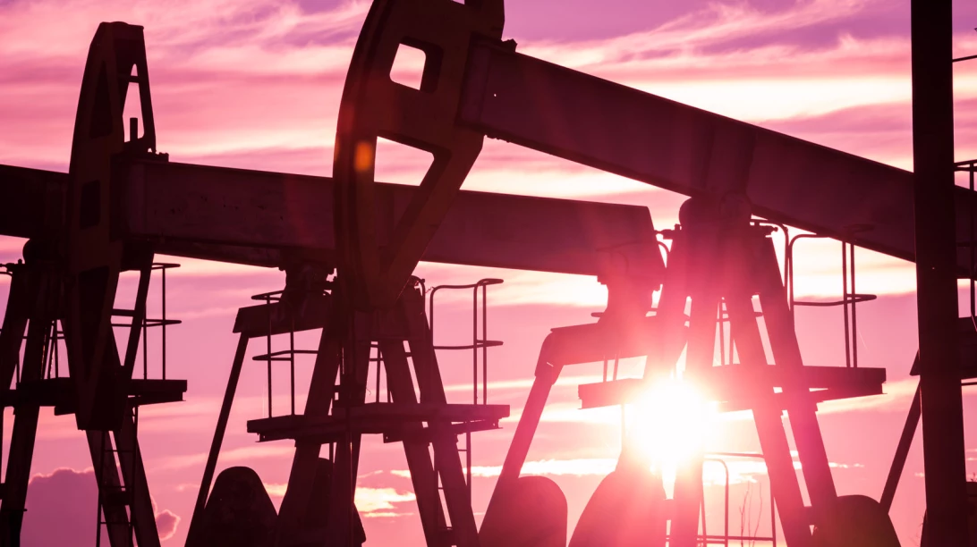Pétrolière sous un coucher de soleil.