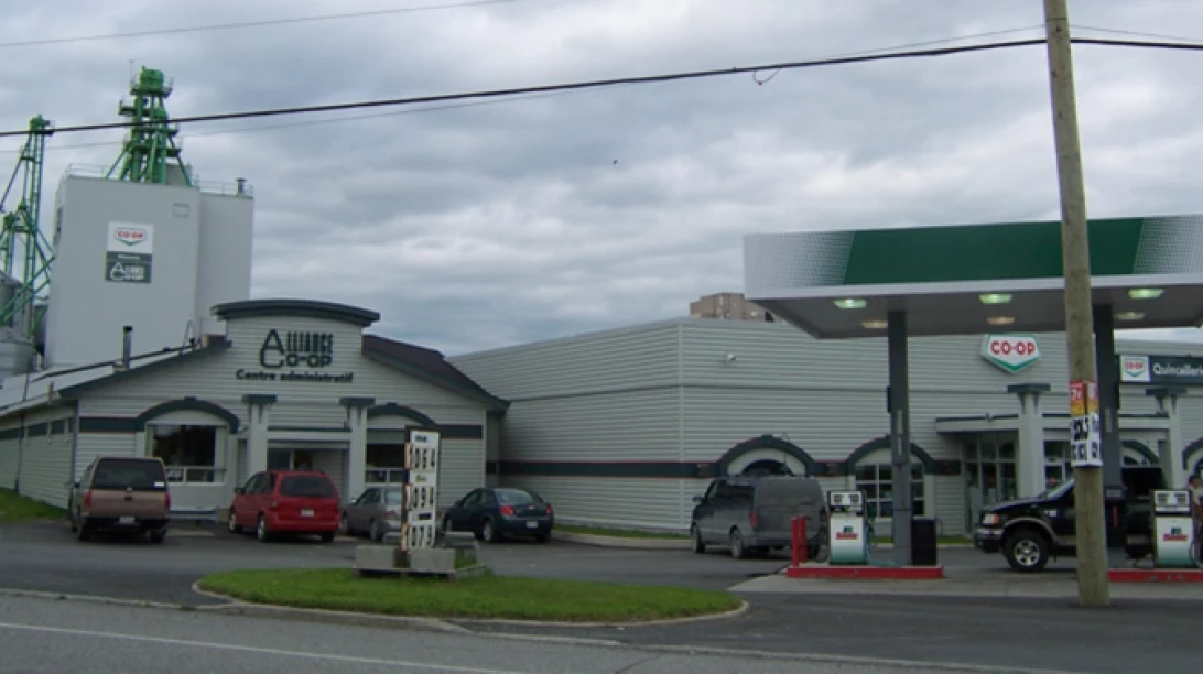 Extérieur d'un bâtiment agricole de La Coop Alliance.