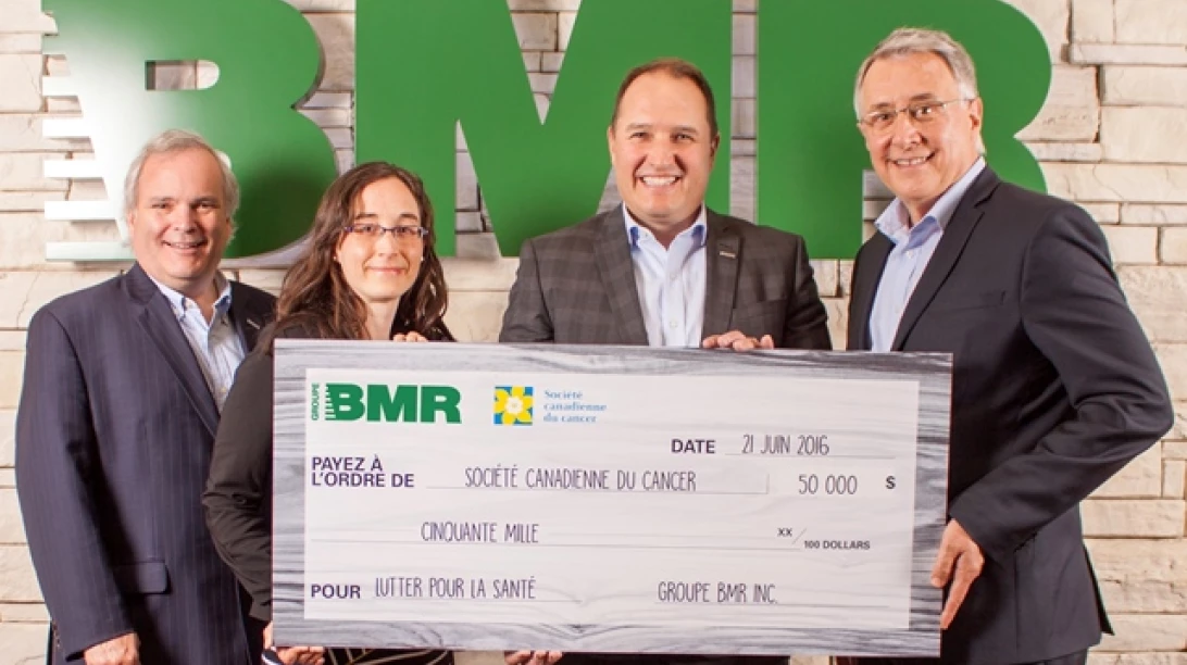 Photo de la remise du chèque de BMR à la Société canadienne du cancer.