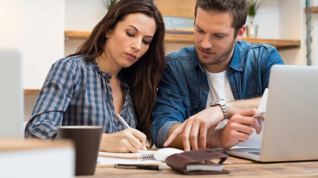 Un couple en train de gérer des documents.