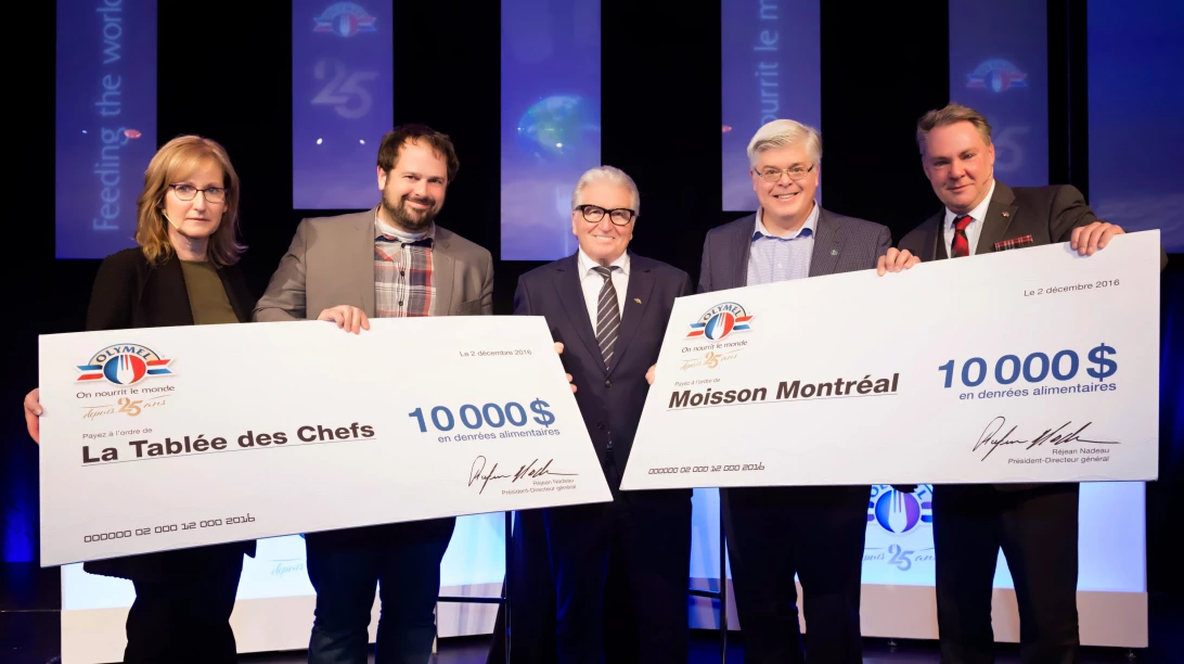 Direction d'Olymel présentant leurs deux chèques à des organisations charitables.