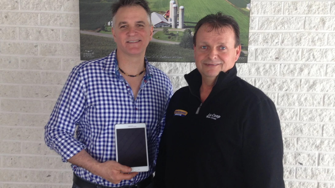 Le gagnant du tirage en train de recevoir sa tablette.