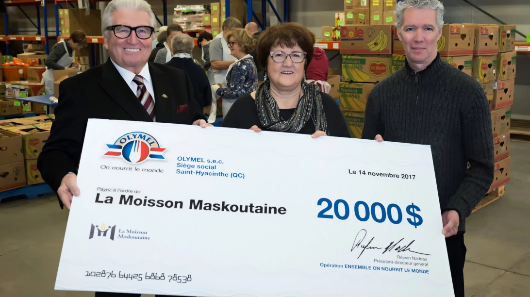 Réjean Nadeau, Claudine Gauvin et Pierre Provost tenant le chèque de la part d'Olymel.