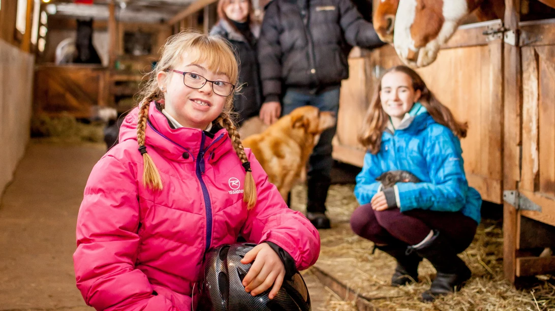 Sarah et sa famille en arrière-plan.