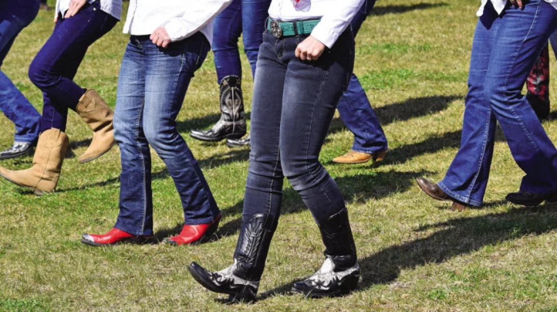 Photo de personnes en train de faire de la danse country.