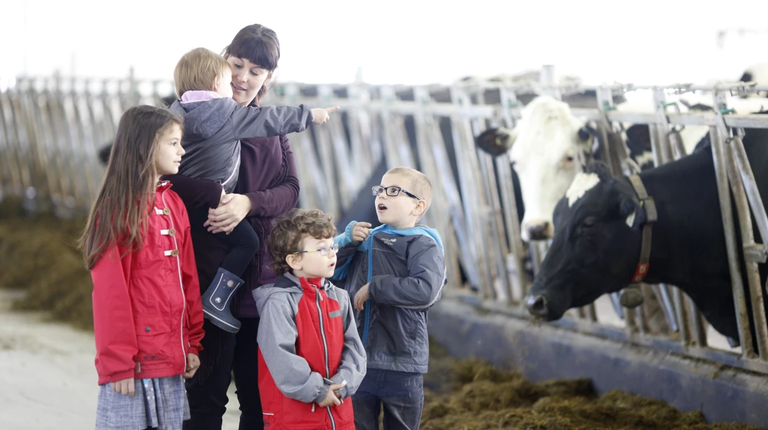 Une femme et des enfants dans une ferme.
