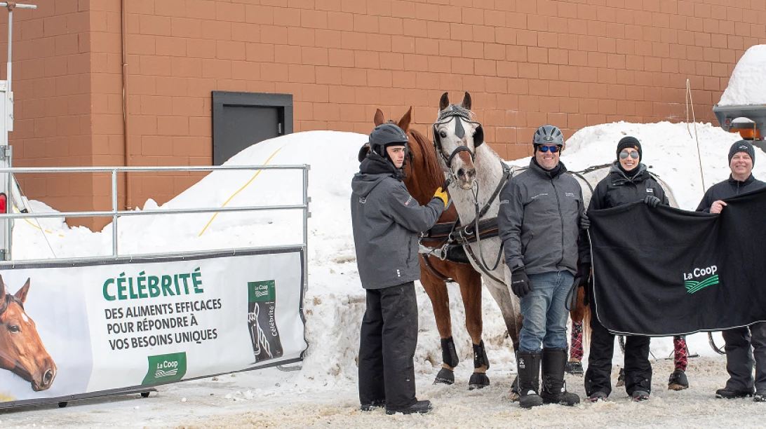 Personnes dehors avec des chevaux lors de La finale de la saison hivernale « La Coop ».