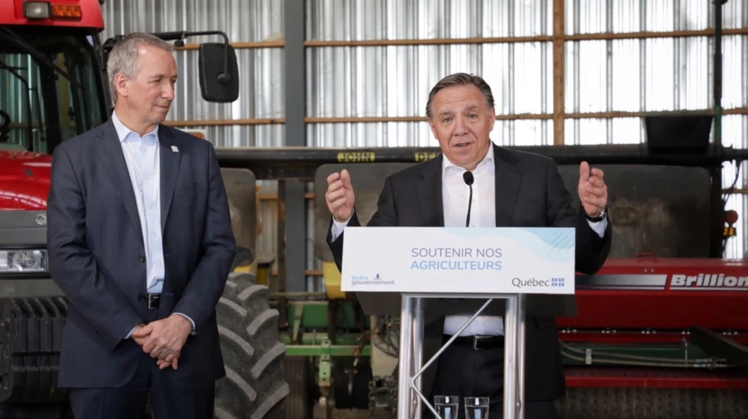 François Legault en train de faire une conférence.