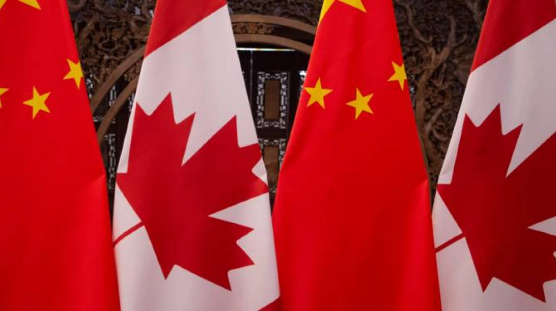 Drapeaux canadiens et chinois.