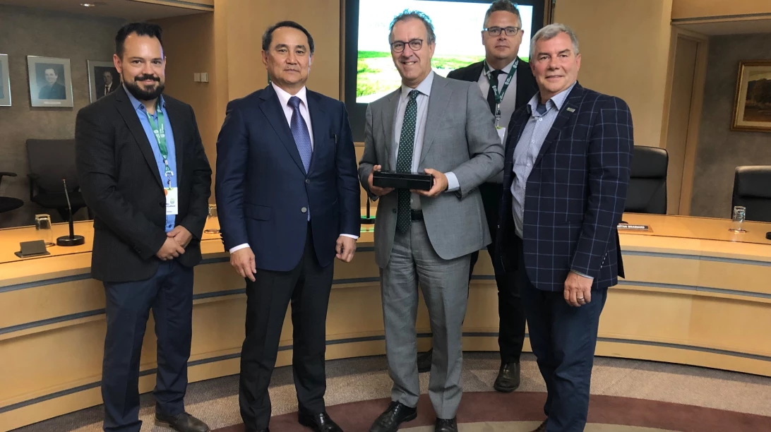 Ambassadeur de la République du Kazakhstan au Canada en compagnie de plusieurs personnes.