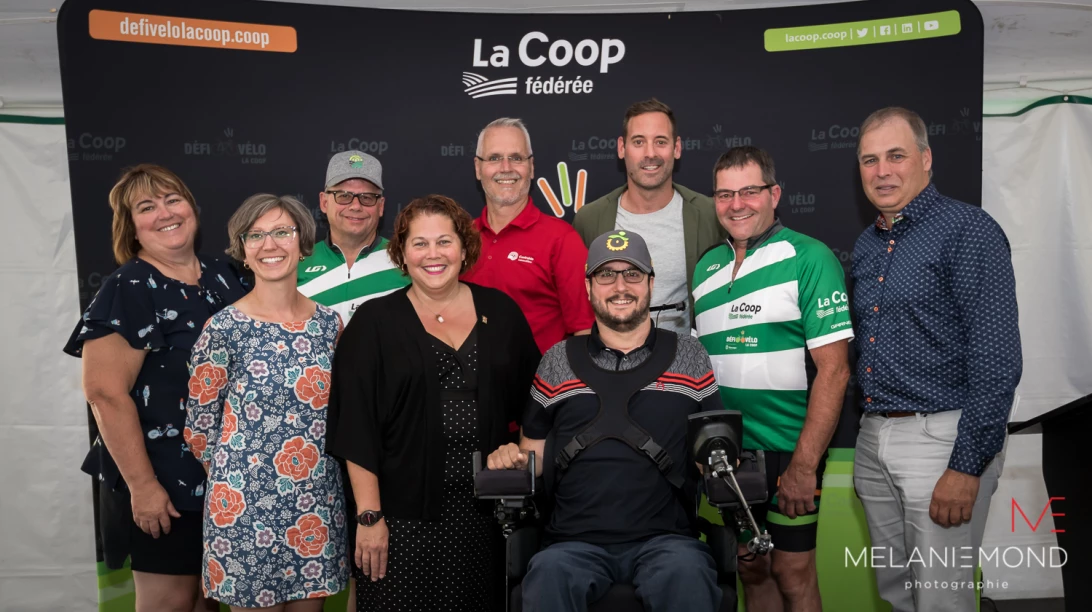 Personnes ayant participé l'obtention des fonds amassés réunis pour une photo de groupe.