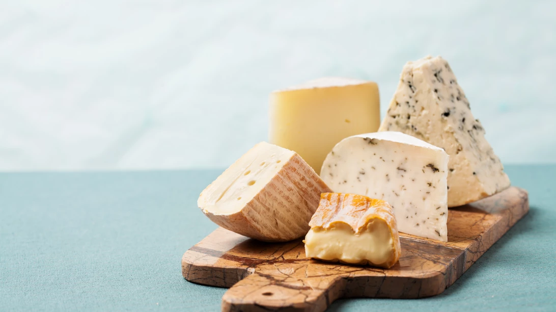 Différents fromages sur un plateau.