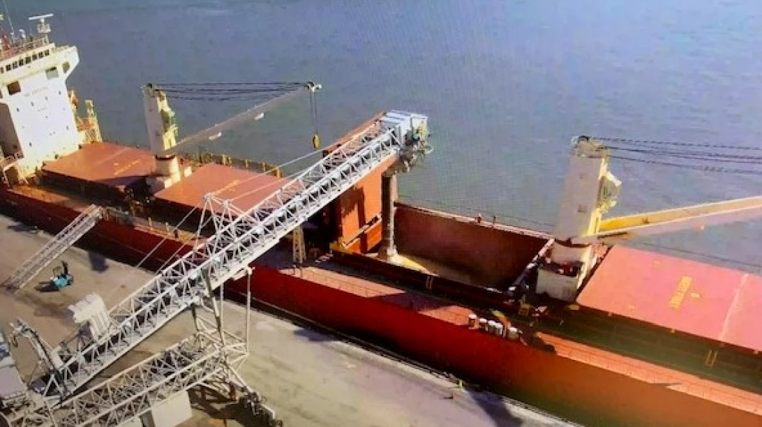 Premier navire quittant le terminal maritime.