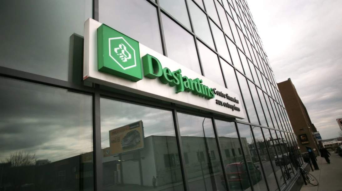Extérieur d'une banque Desjardins.