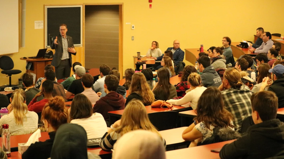 Sébastien Léveillé en train d'échanger des étudiants.