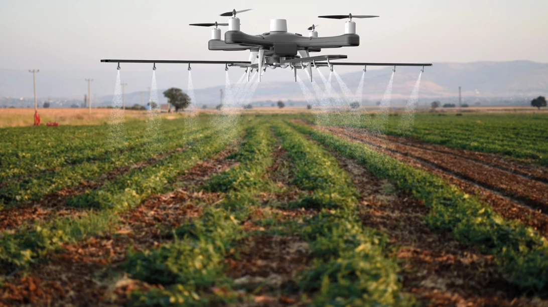 Drone arrosant un champ.