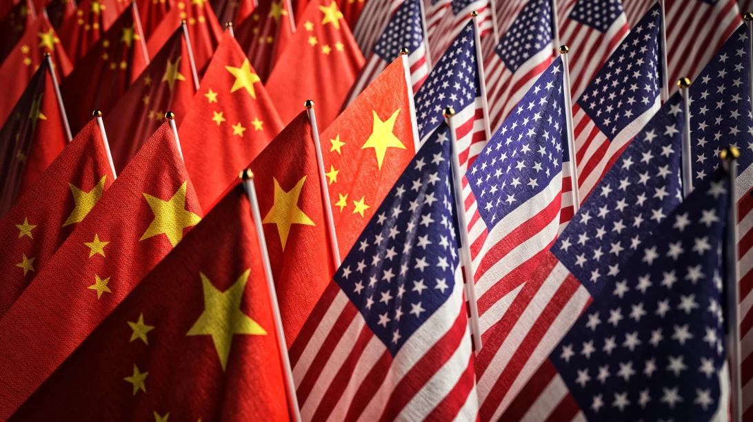 Drapeaux chinois et américains.