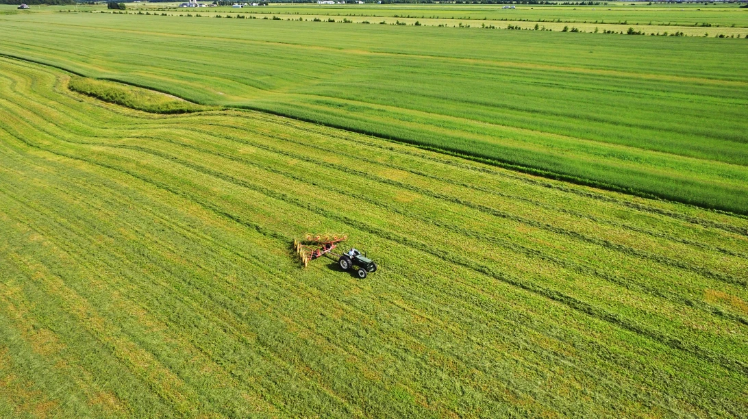 Tracteur dans un champ