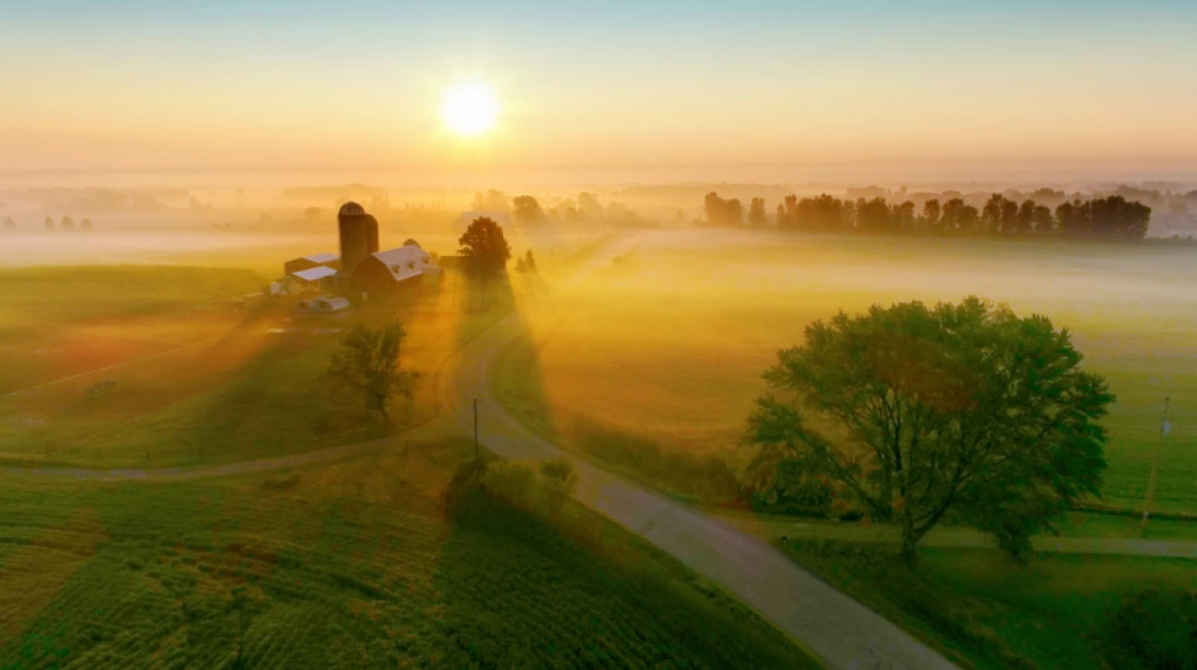 Ferme sur fond de coucher de soleil.
