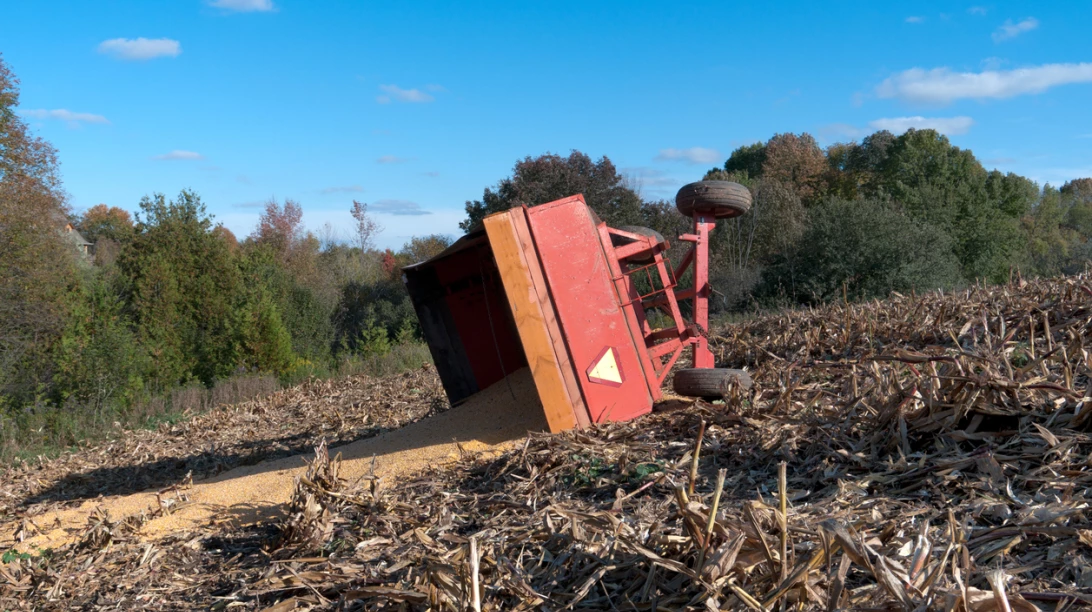 Véhicule agricole renversé.