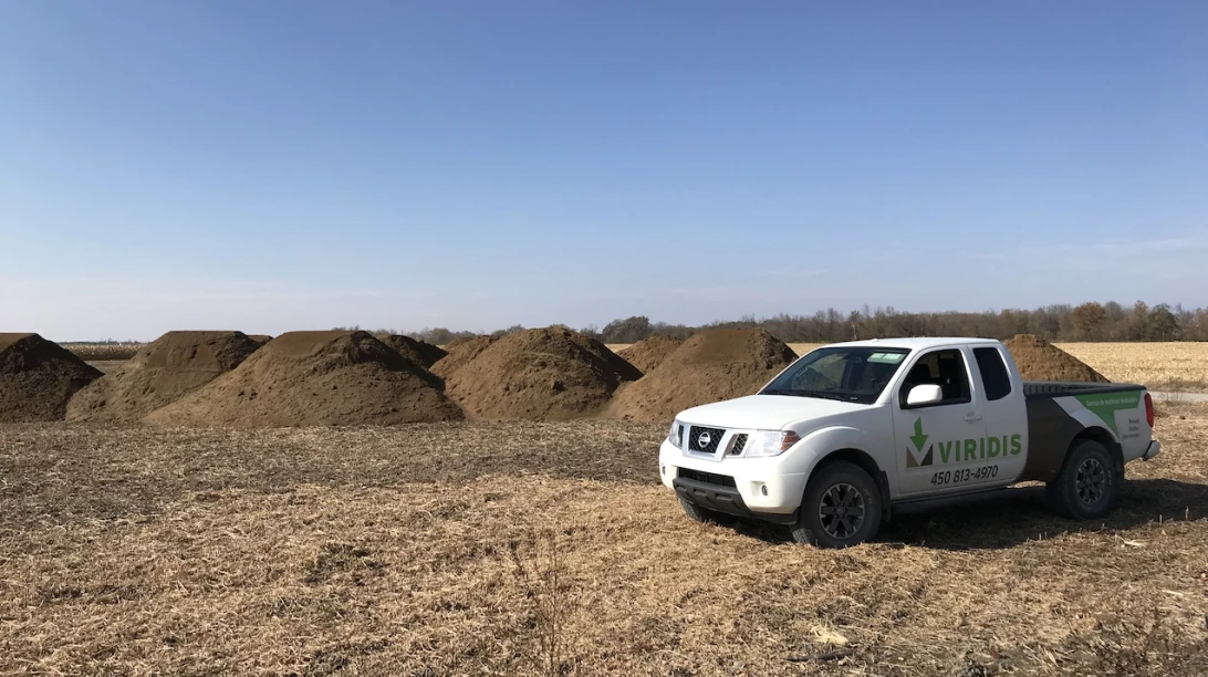 Véhicule de Viridis devant des matières biosolides