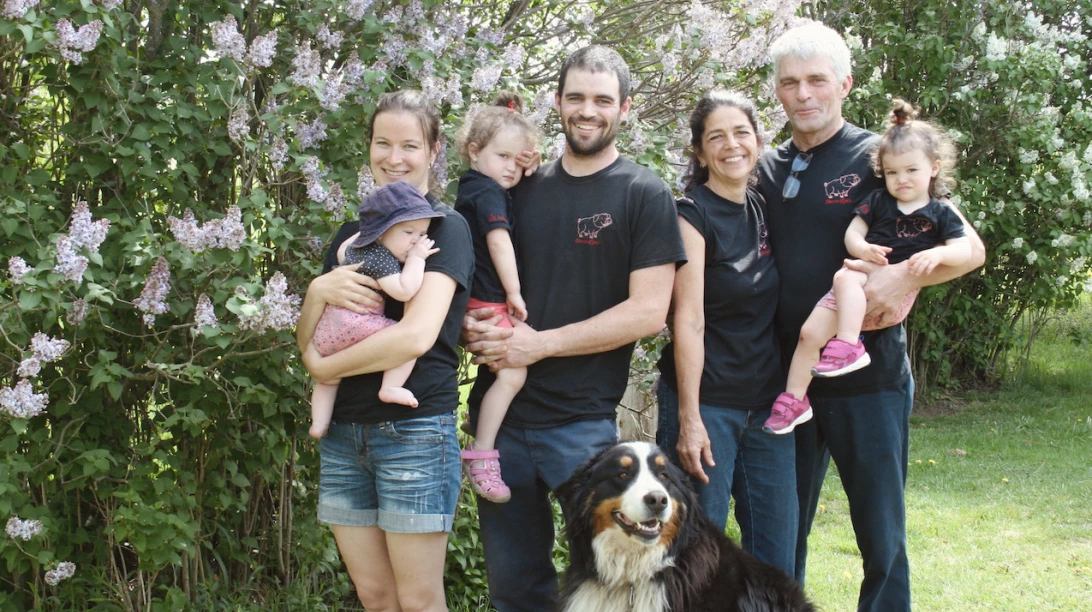 Les propriétaires de la Ferme Lyan et leur famille.