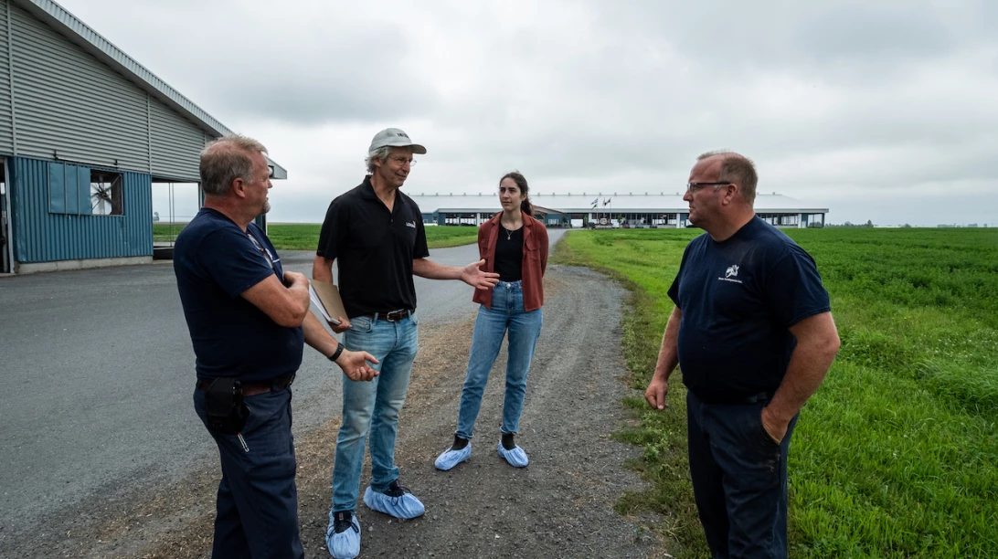 Jacques Nault, agronome et vice-président de Logiag, accompagné de Jessica Di-Bartolomeo, responsable du dossier et des calculs des GES de la Ferme Landrynoise au sein de Logiag, et des frères Landry