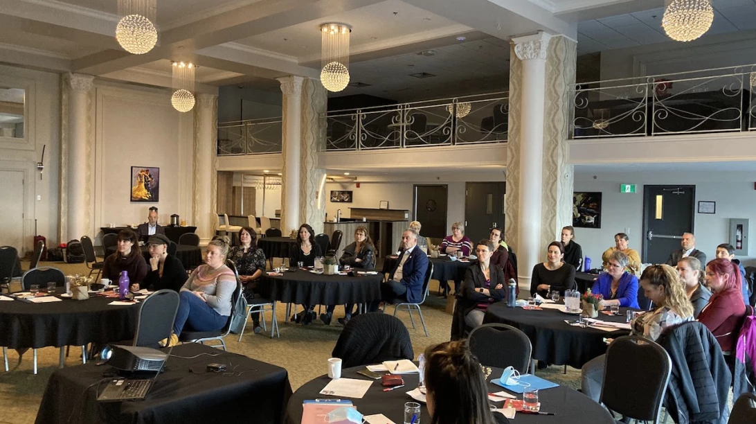 Les participantes et participants du Colloque des coopératrices assistent à une conférence