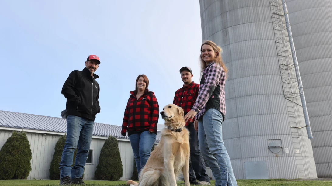 Famille de la Ferme Jéritin devant les silos
