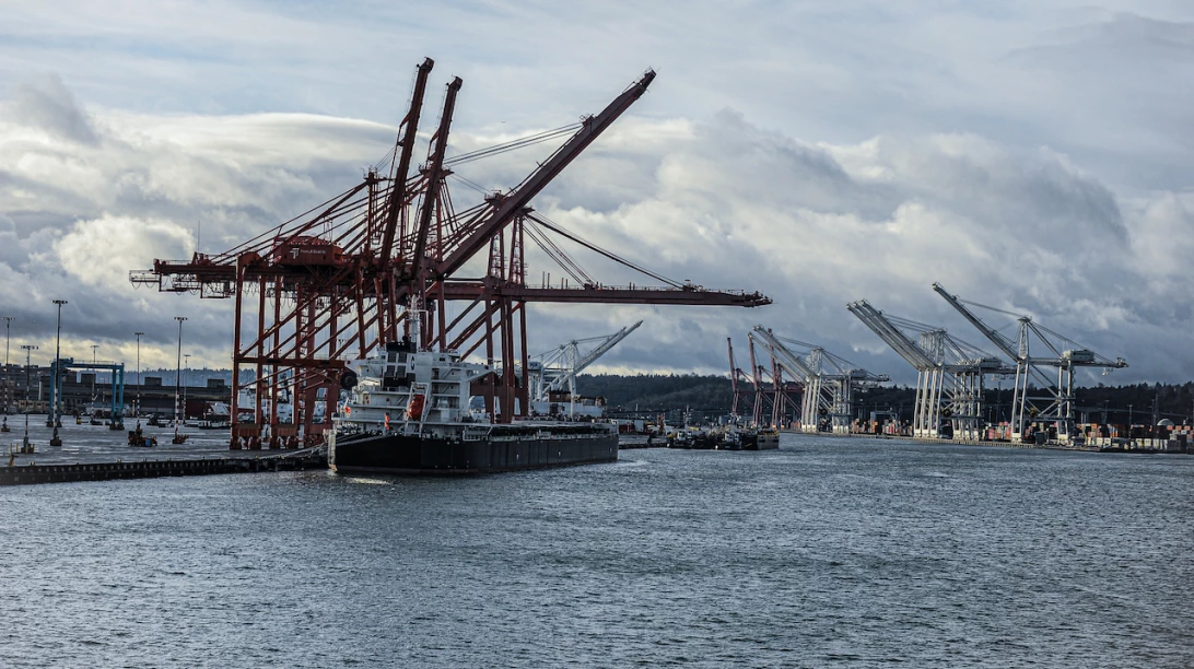 Bateau cargo à un port.