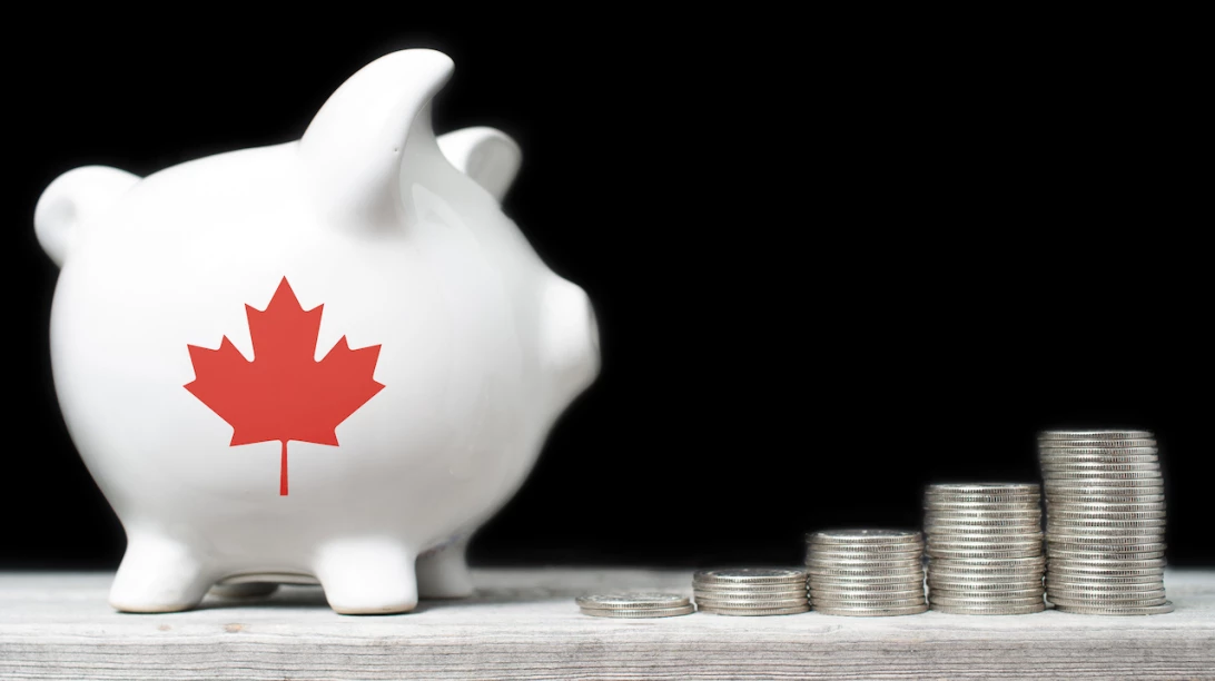 Tirelire et pièces de monnaie canadienne.