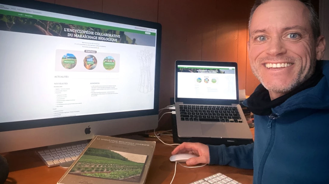 Ghislain Jutras devant le Wiki Maraîcher.