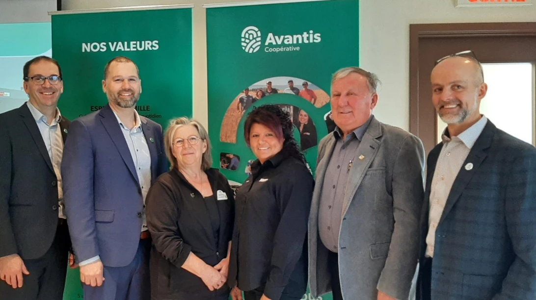 Michel Delisle, chef de la direction d'Avantis, Israel Ward-McNally, vice-président détail, Maryse Côté, gérante de l’épicerie, Sonia Lavoie, directrice centre de rénovation de Saint-Narcisse, Denis Dion, maire de Saint-Narcisse et Frédéric Martineau, président d'Avantis.
