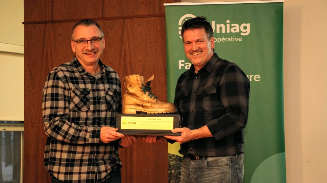 Daniel Ranger recevant le prix de la Bottine pour l'année 2022.