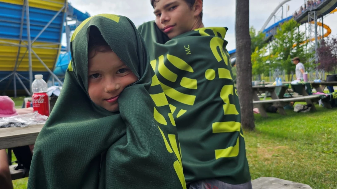 Deux enfants dans une serviette Uniag Coopérative
