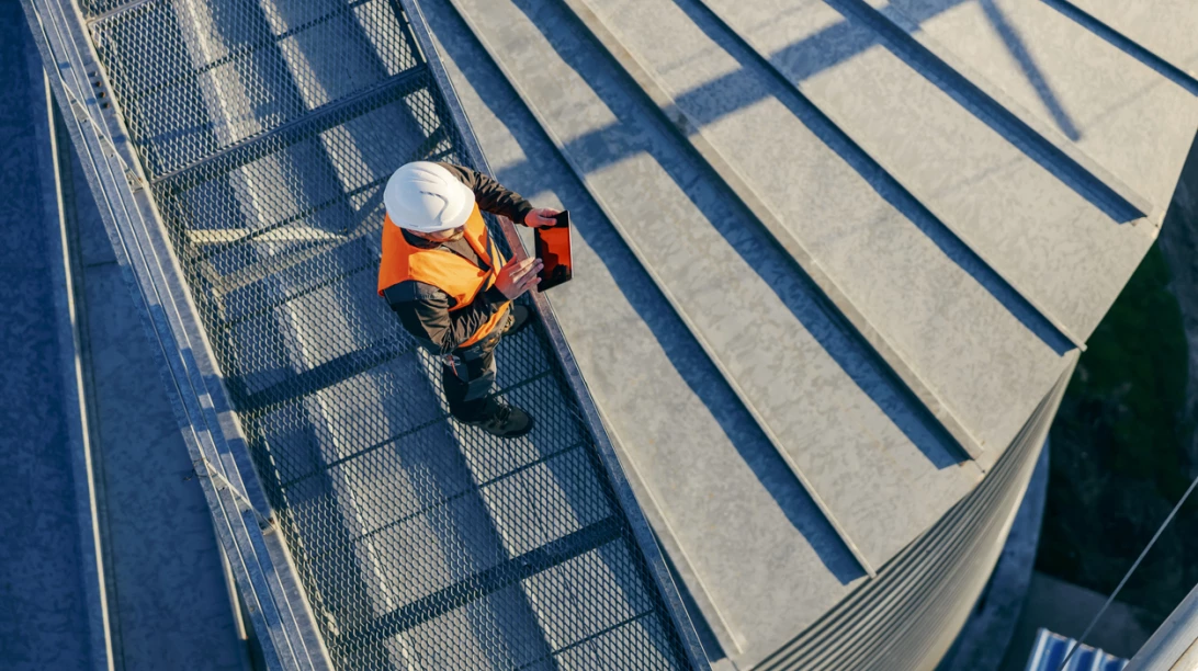 Responsable de la sécurité faisant un compte-rendu