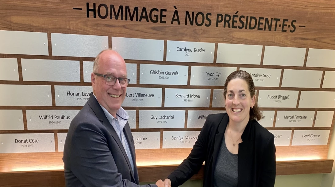 Jean Brodeur, directeur général d’Agrilait s.e.c., félicite Carolyne Tessier à la suite de son élection à la présidence du conseil d’administration.