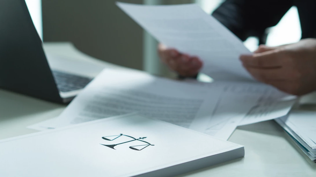 Homme tenant un contrat