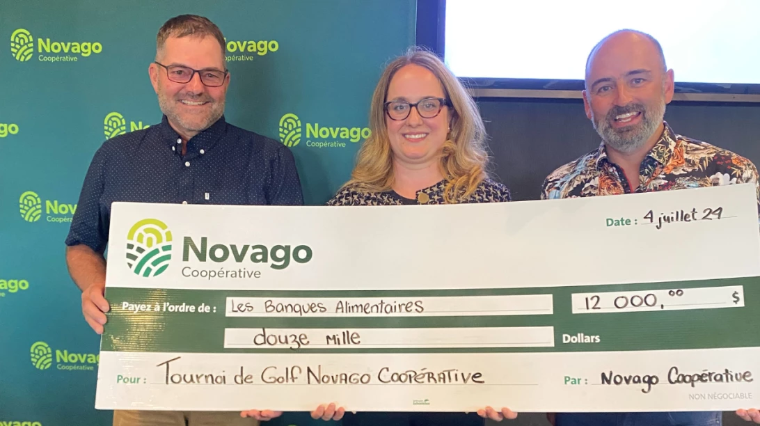 Jean-Nil Laganière, président Novago Coopérative, Véronique Beaulieu-Fowler, directrice développement philanthropique Les Banques Alimentaires du Québec et Dany Côté, chef de la direction Novago Coopérative
