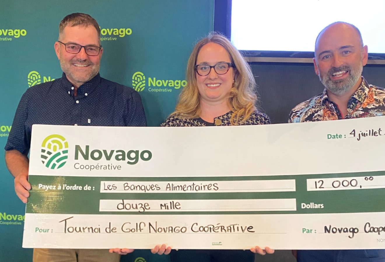 Jean-Nil Laganière, président Novago Coopérative, Véronique Beaulieu-Fowler, directrice développement philanthropique Les Banques Alimentaires du Québec et Dany Côté, chef de la direction Novago Coopérative