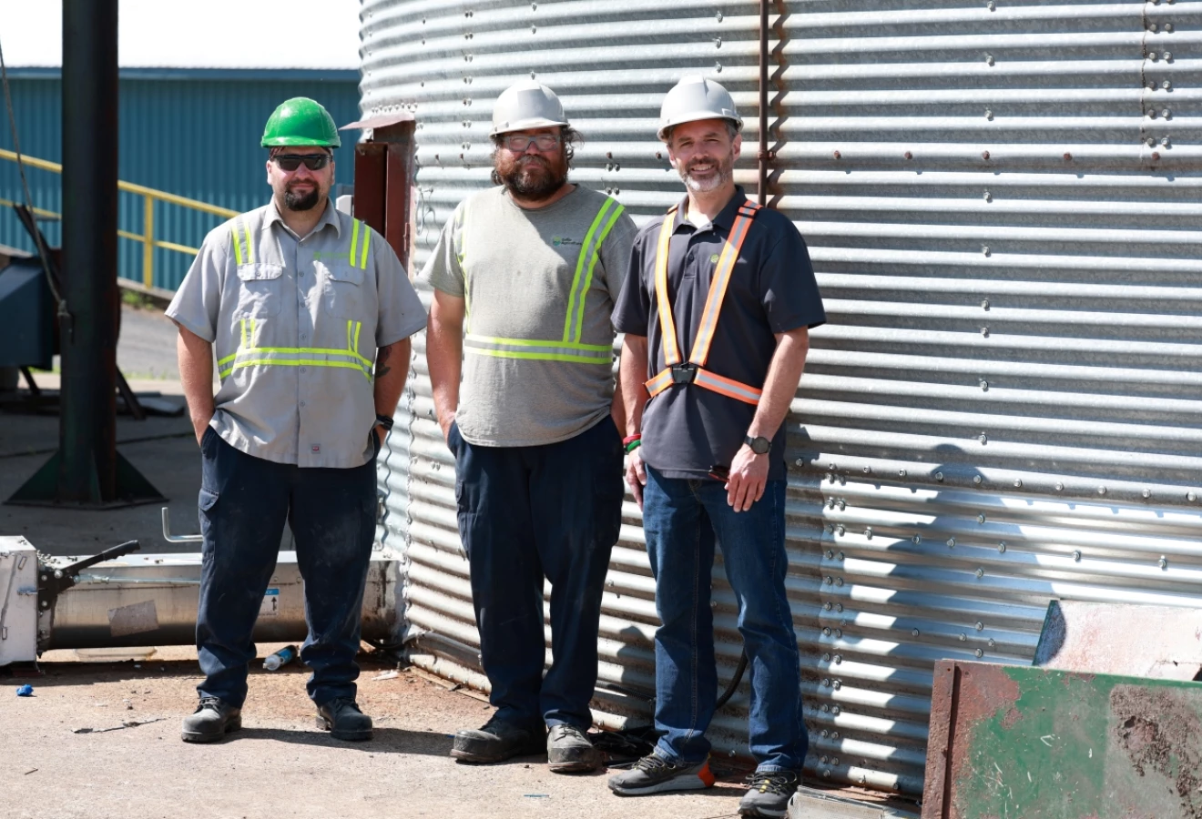 François Aubé, directeur des opérations des centres de grains, Jonathan Demers, opérateur, Jonathan Viens, chef d’équipe, et Alain Trinque, opérateur (absent de la photo) les employés au centre de grains.