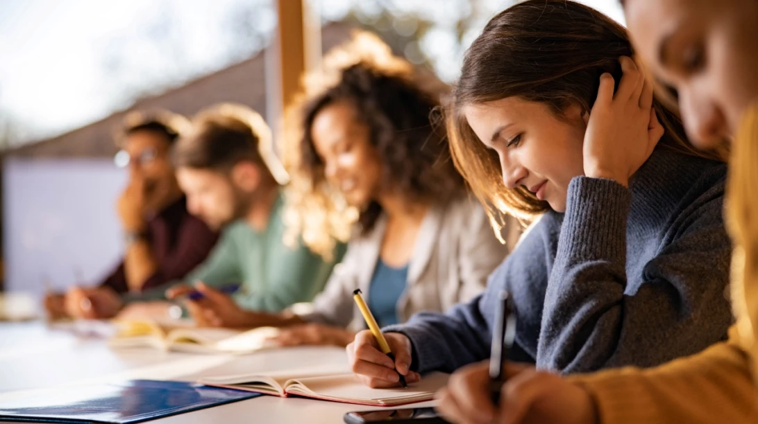 Groupe de jeunes adultes suivant un cours